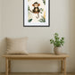 tableau singe enfant mignon dans un décor jungle au dessus d’un canapé beige avec table basse en bois et plante