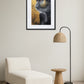 tableau singe coloré style graffiti avec peinture éclaboussée au dessus d’un canapé beige avec table ronde et plante