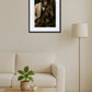 tableau singe jazz avec saxophone au dessus d’un canapé avec lampe sur pied et table basse