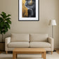 tableau singe noir et or portrait élégant au dessus d’un canapé beige avec table basse en bois et lampe sur pied