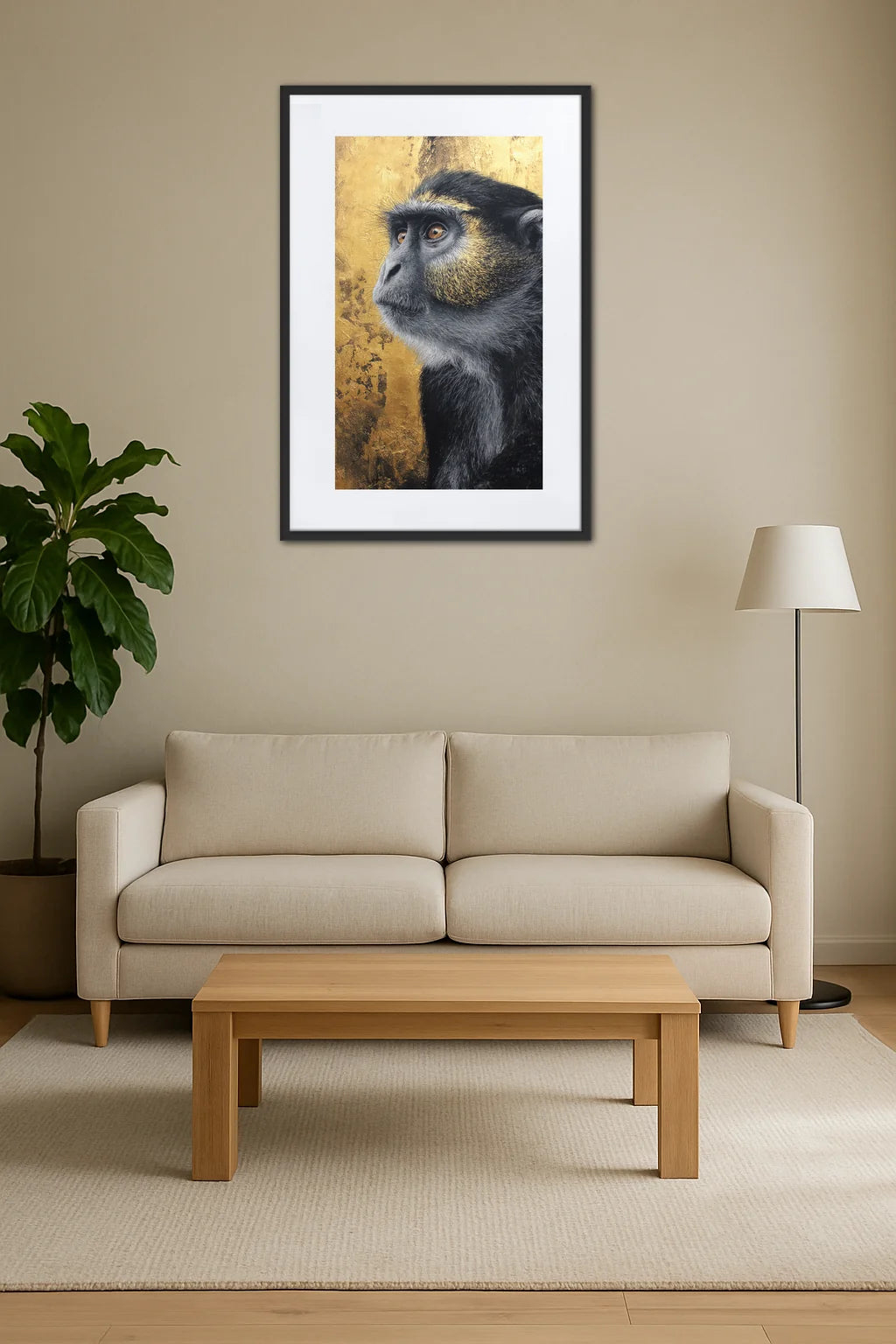 tableau singe noir et or portrait élégant au dessus d’un canapé beige avec table basse en bois et lampe sur pied