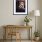 tableau singe penseur style peinture réaliste au dessus d’un bureau en bois avec chaise et lampe dans un intérieur scandinave