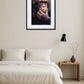 tableau singe en position de réflexion au dessus d’un lit dans une chambre minimaliste avec table de chevet et lampe design
