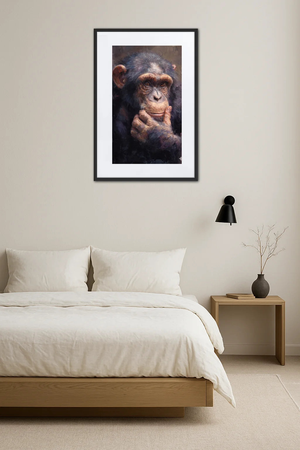 tableau singe en position de réflexion au dessus d’un lit dans une chambre minimaliste avec table de chevet et lampe design