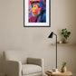 tableau singe pop art coloré au dessus d’un fauteuil avec lampe et table basse