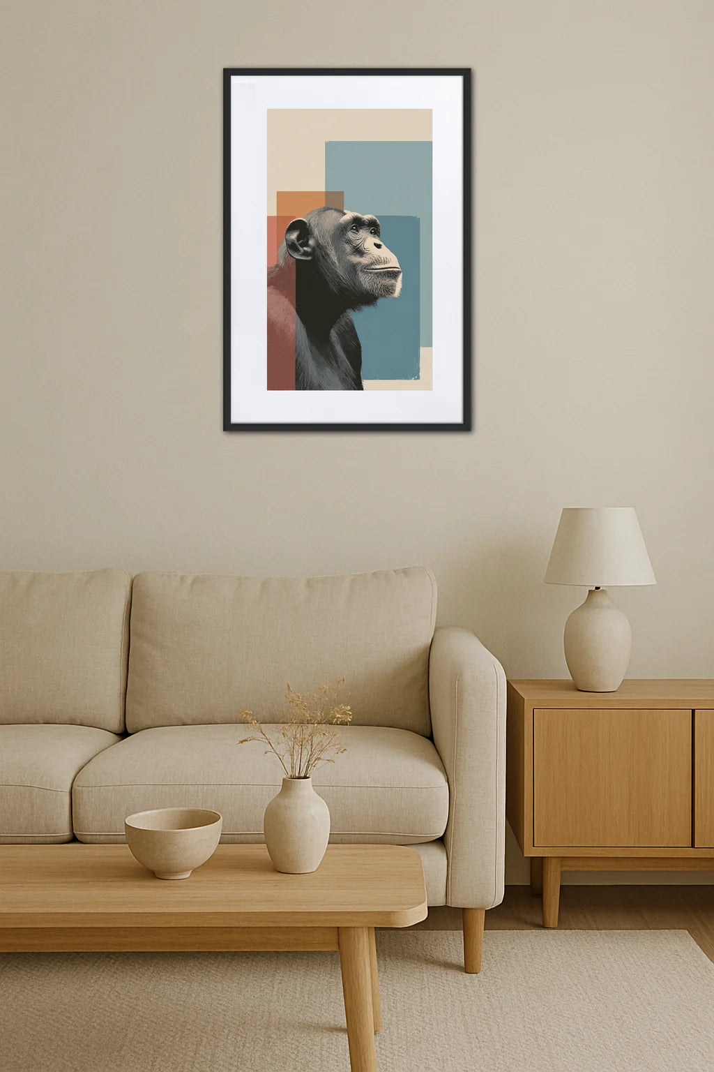 tableau singe pop art contemporain au dessus d’un canapé avec table basse et plante