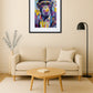 tableau singe pop art avec lunettes au dessus d’un canapé avec table basse et lampe