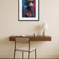 tableau singe punk avec crête colorée et lunettes au dessus d’un bureau en bois avec chaise et lampe