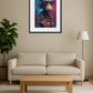 tableau singe punk rock avec veste et crête multicolore au dessus d’un canapé beige avec table basse et plante verte