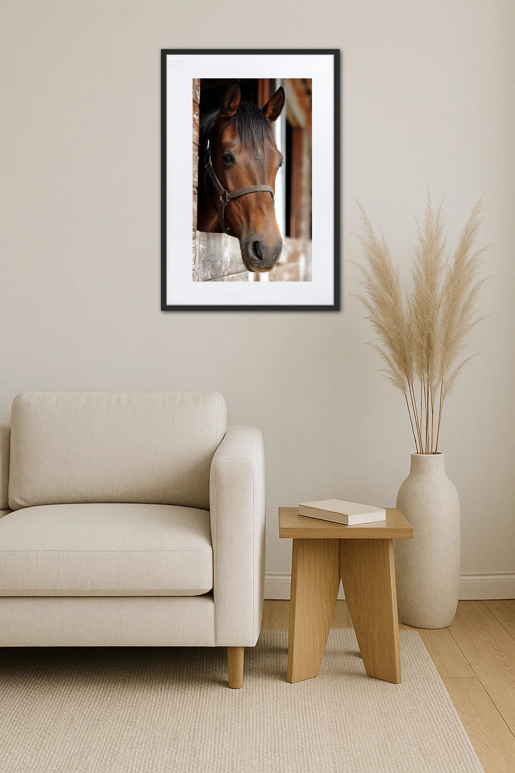 tableau tête de cheval accroché au mur au-dessus d’un canapé dans un salon