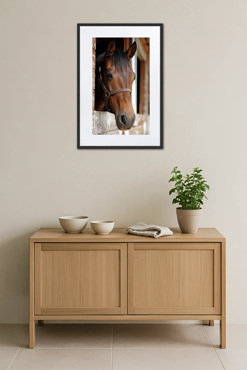 tableau tête de cheval accroché au mur au-dessus d’un meuble en bois avec plante