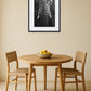 Tableau tête d’éléphant noir et blanc au mur dans une salle à manger avec table ronde en bois