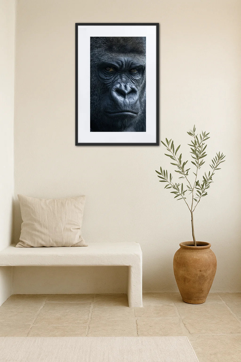 tableau tete de gorille au dessus d’un banc avec plante en pot