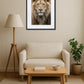 tableau tete de lion accroché au mur dans un salon minimaliste avec canapé beige et lampe sur pied