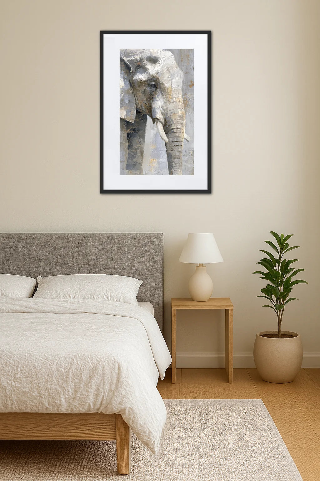 Tableau éléphant abstrait avec effet texture au-dessus d’un lit dans une chambre beige avec table de chevet et plante verte