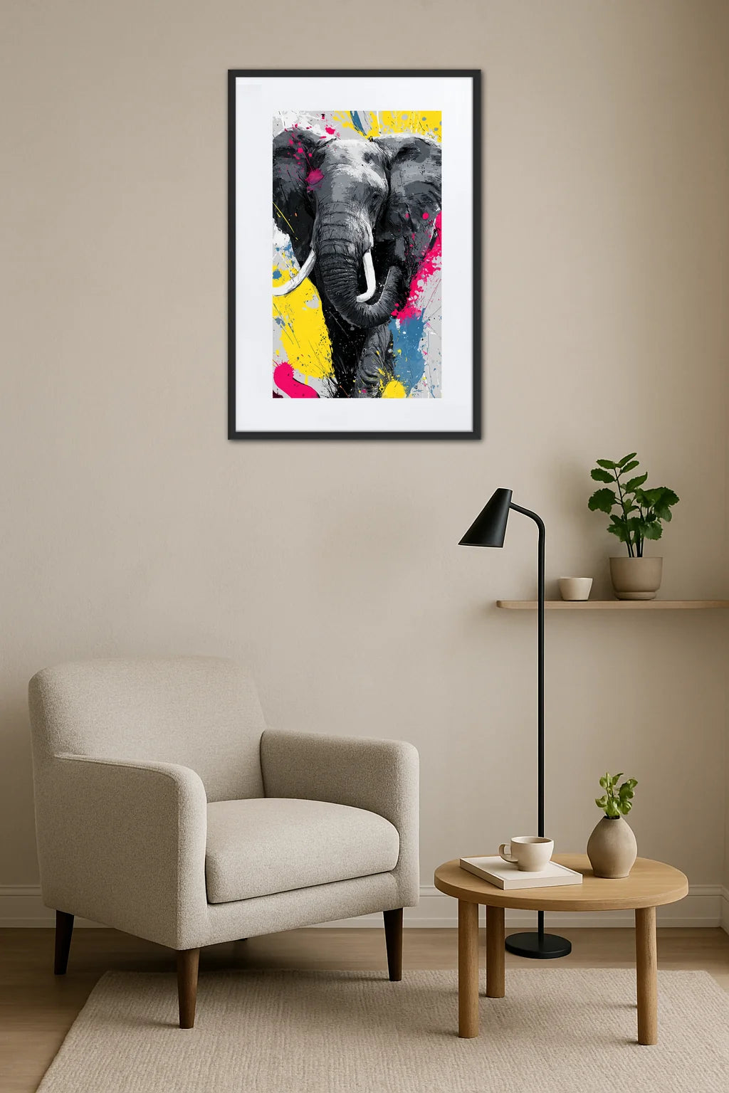 Tableau éléphant noir et blanc de face avec touches de couleurs vives au-dessus d’un fauteuil avec lampe et table basse
