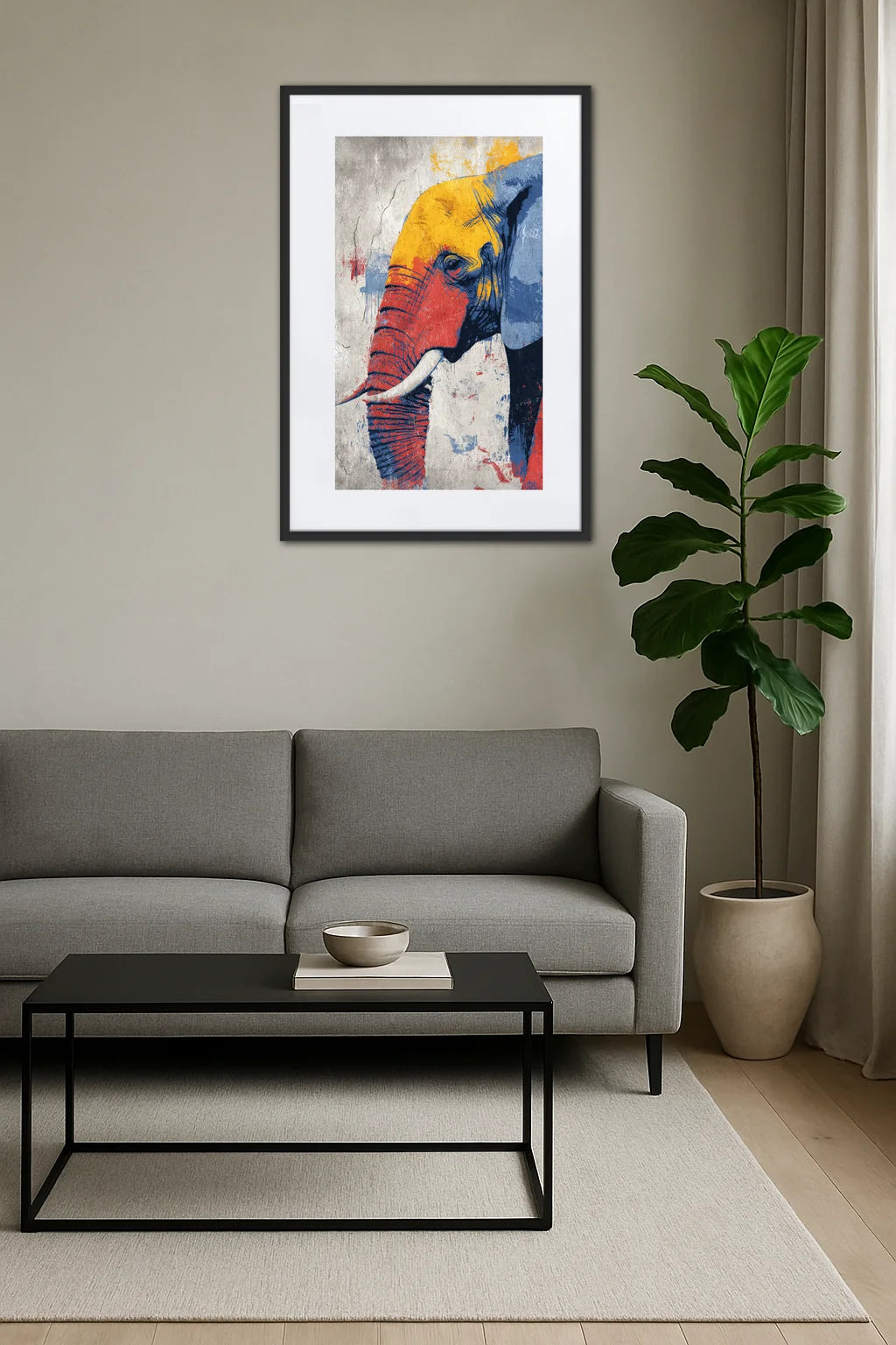 Toile éléphant pop art urbain accrochée au-dessus d’un canapé gris avec table basse noire et plante verte dans un salon moderne